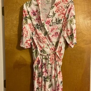 NWOT floral robe / kimono by Show Me Your MuMu OS—airy, light, and pretty!